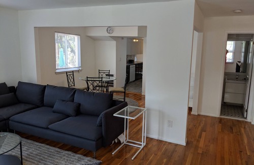 Emerson Hill House | Gorgeous, Modern, updated Duplex