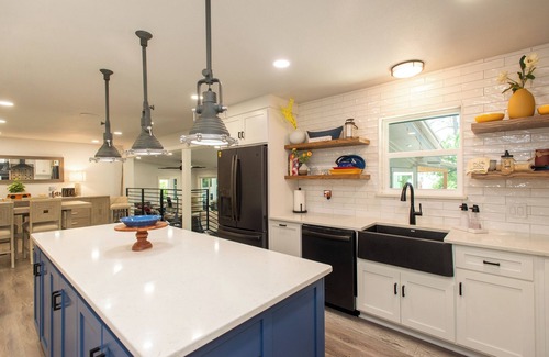 Cedar Creek Reservoir House | Gorgeous Modern Lakeside Getaway in Gun Barrel City