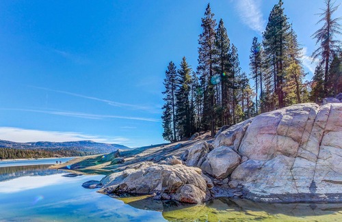 North Upper Truckee House | Gorgeous mountain-view house with enclosed yard & W/D - snowbirds welcome