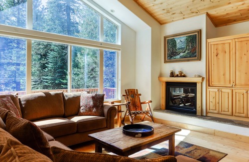 North Upper Truckee House | Gorgeous mountain-view house with enclosed yard & W/D - snowbirds welcome