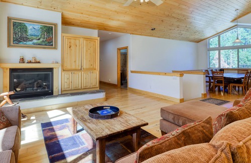 North Upper Truckee House | Gorgeous mountain-view house with enclosed yard & W/D - snowbirds welcome
