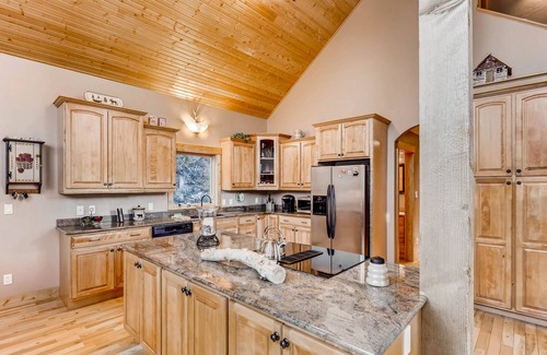 Alma Cabin | Gorgeous Mountain Cabin, Family Friendly w/Expansive Windows, Fireplace - Willow Creek