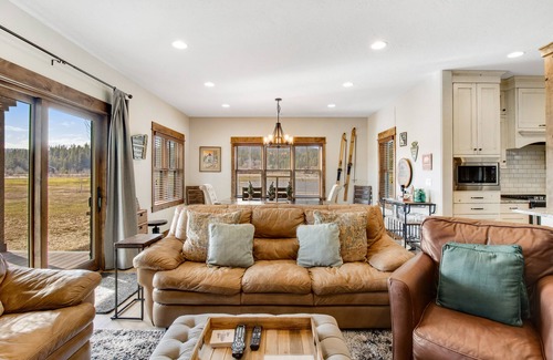 McCall House | Gorgeous mountain home with waterview, fireplace, washer/dryer, WiFi, & Netflix