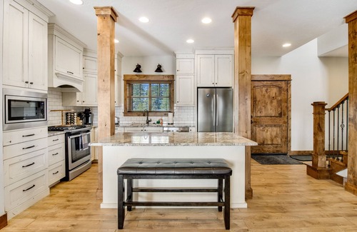 McCall House | Gorgeous mountain home with waterview, fireplace, washer/dryer, WiFi, & Netflix