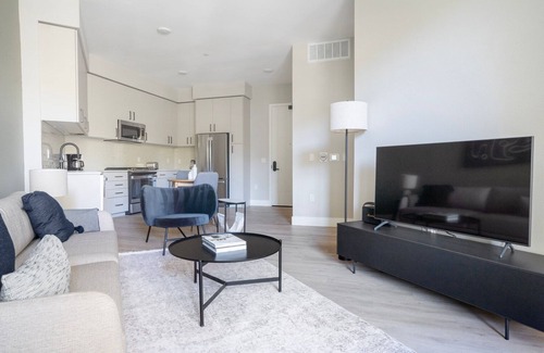 Sunnyvale West Apartment | Gorgeous Mountain View 1BR w/W/D, Pool & Gym, nr tech HQs, by Blueground