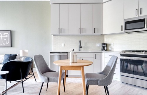 Sunnyvale West Apartment | Gorgeous Mountain View 1BR w/W/D, Pool & Gym, nr tech HQs, by Blueground