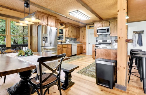 Raccoon Ridge Cabin | Gorgeous Mountain Views over Aska +Hot Tub & Firepit +Dog Friendly +Arcade table