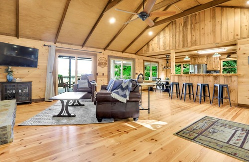 Raccoon Ridge Cabin | Gorgeous Mountain Views over Aska +Hot Tub & Firepit +Dog Friendly +Arcade table