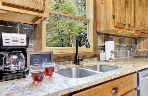 Raccoon Ridge Cabin | Gorgeous Mountain Views over Aska +Hot Tub & Firepit +Dog Friendly +Arcade table