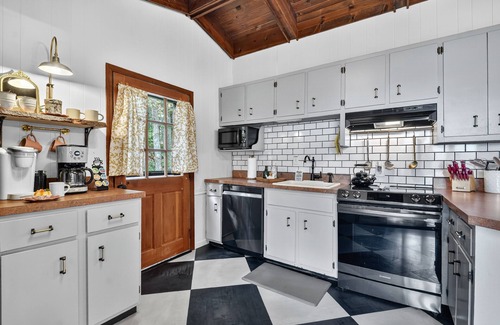 Walnut Mountain Cabin | Gorgeous mountain view cabin rental, hot tub, firepit, WiFi, pet-friendly