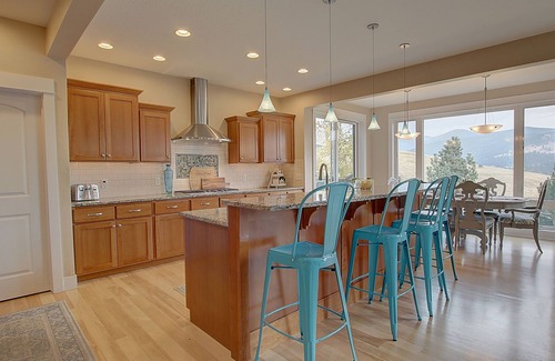 Grant Creek House | GORGEOUS MOUNTAIN VIEW HOME IN PREMIER MISSOULA NEIGHBORHOOD with 4 KING BEDS