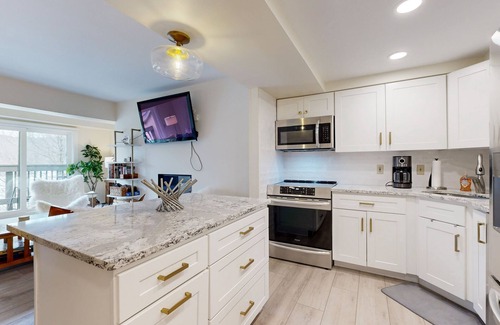 Killington Condo | Gorgeous mtn-view condo next to Killington Resort - pool, hot tub & ski shuttle