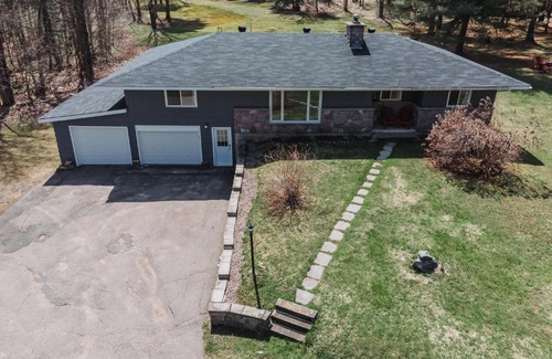 Bracebridge House | Gorgeous Muskoka Cottage with 26 acres