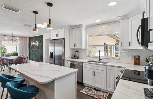Lakewood Estates House | Gorgeous New 4bd/3ba~Minutes to Beach & Downtown