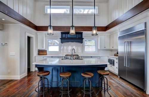 Bracebridge Cottage | Gorgeous New Build w/Main Cottage, Guest Cabin, Bunkies & Boathouse! Sunsets!
