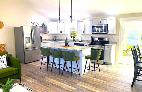 Huron House | Gorgeous New Home 3bdrm/3bath-walk to everything!