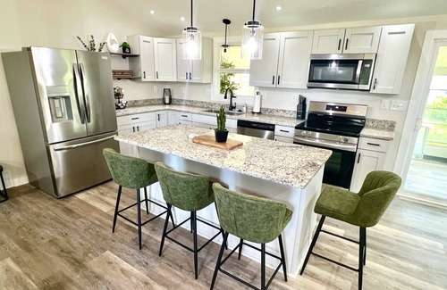 Huron House | Gorgeous New Home 3bdrm/3bath-walk to everything!