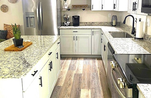 Huron House | Gorgeous New Home 3bdrm/3bath-walk to everything!
