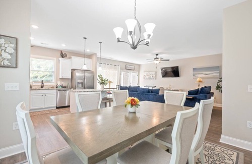 Brunswick House | Gorgeous new home, one level & convenient location