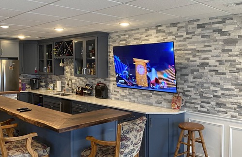 Sister Lakes House | Gorgeous New Home - 4,500sq -ft7 Bed Rm-5Bath 2 Fireplace -3 65” TV’s large Bar