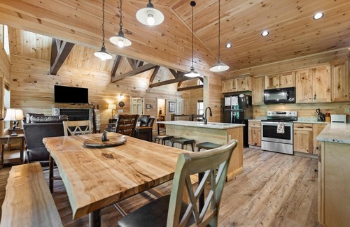 Campton Cabin | Gorgeous New Large Cabin 5-BD, 4.5-BA, Hot Tub, Pool Table, wet bar, Wi-Fi