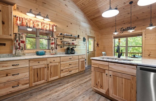 Campton Cabin | Gorgeous New Large Cabin 5-BD, 4.5-BA, Hot Tub, Pool Table, wet bar, Wi-Fi