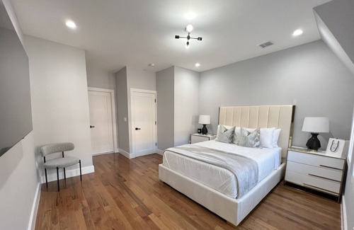 Mott Haven House | Gorgeous NEW Townhouse minutes NYC*3baths*Parking* Fast Wifi