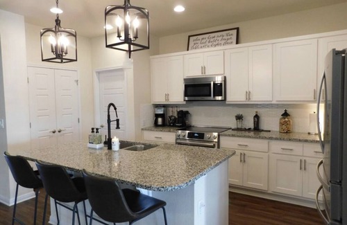 Manor House | Gorgeous Newer Home Tesla Close 6 Beds Crew Welcome