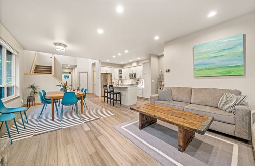 Manzanita House | Gorgeous newly built home/Dog Friendly/Close to the Beach