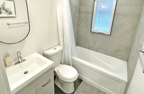 Victoria Harbour Cottage | Gorgeous Newly Renovated Lake View Cottage in Victoria Harbour