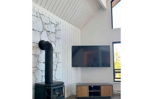 Halfmoon Bay House | Gorgeous Newly Renovated Ocean Front Home