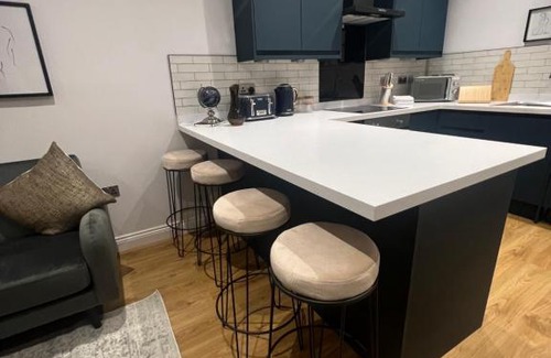 Uplands Apartment | Gorgeous Newly Renovated 2 Double Bed Flat
