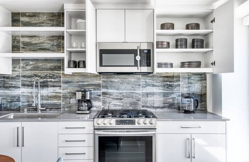 Downtown Oakland Apartment | Gorgeous Oakland 1BR w/AC, W/D, Sky Deck, next to BART, by Blueground