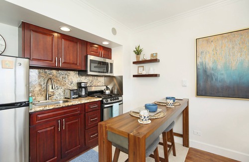 Waikiki Condo | Gorgeous Ocean Views, Full Kitchen, Steps to Beach!