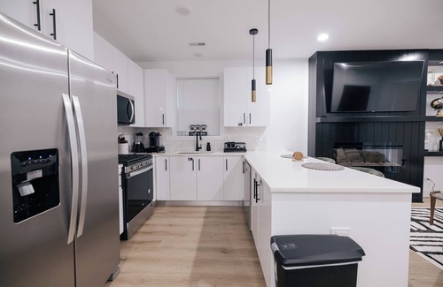 Woodlawn Condo | Gorgeous Parisian Retreat on University of Chicago Campus