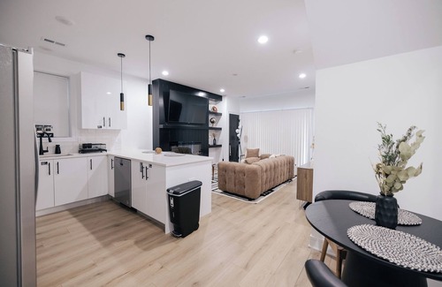 Woodlawn Condo | Gorgeous Parisian Retreat on University of Chicago Campus
