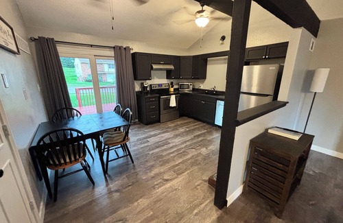 Independence House | Gorgeous, Pet Friendly and Completely Remodeled 2 Bedroom condo in Independence
