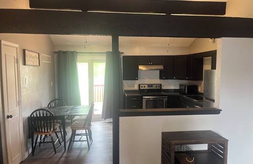Independence House | Gorgeous, Pet Friendly and Completely Remodeled 2 Bedroom condo in Independence