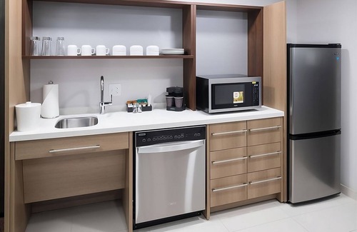 Airport North Hotel | GORGEOUS PET FRIENDLY SUITE! FREE BREAKFAST & POOL