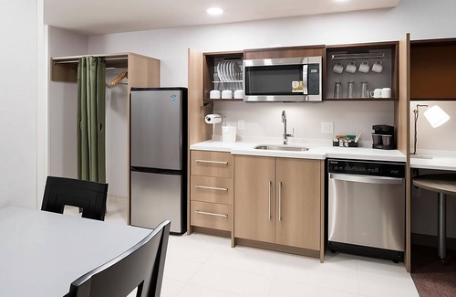 Airport North Hotel | GORGEOUS PET FRIENDLY SUITE! FREE BREAKFAST & POOL