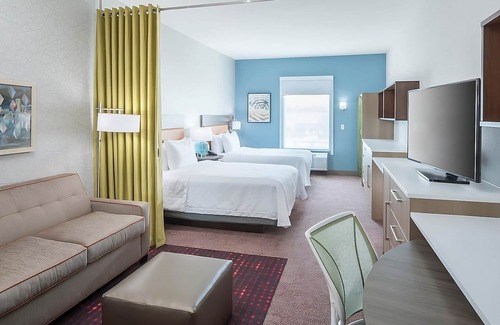 Airport North Hotel | GORGEOUS PET FRIENDLY SUITE! FREE BREAKFAST & POOL