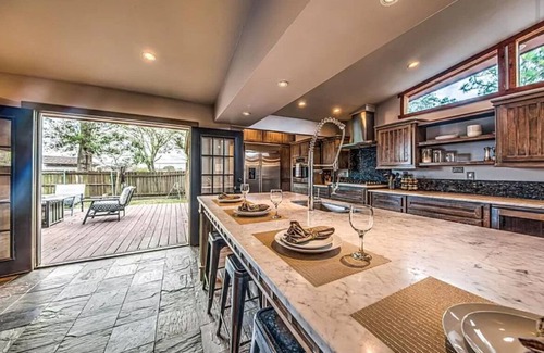 Westbury House | GORGEOUS POOL HOME IN THE HEART OF HOUSTON’S TOP TOURIST SPOTS! BEST LOCATION!!
