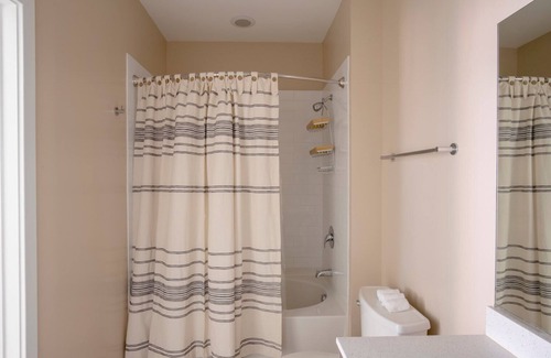 Jefferson Manor Apartment | Gorgeous Potomac Yard 2BR w/ W/D & Concierge, nr Airport, by Blueground