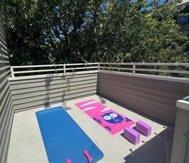 West Queen Anne House | Gorgeous Queen Anne Townhouse - Rooftop Deck!