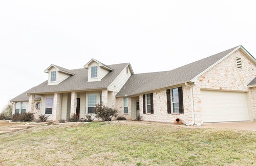 McLennan County House | Gorgeous Ranch House on 18 acres