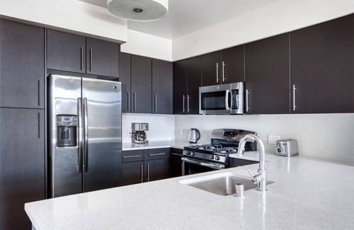Centennial Apartment | Gorgeous Redwood City 2BR w/A/C, Gym & W/D, nr Caltrain, by Blueground