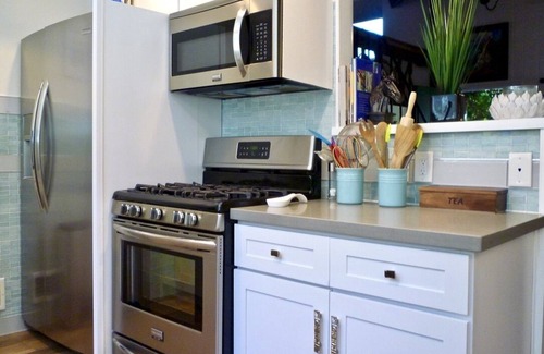 Lantern District House | Gorgeous Refresh & Mins to Beach- A/C, W/D, Wifi, BBQ, FP, Smart TV's & Parking!