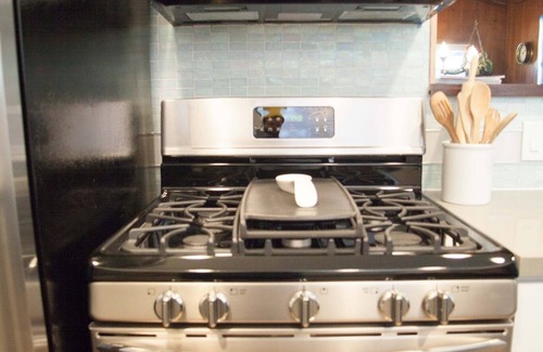 Lantern District House | Gorgeous Refresh & Mins to Beach- A/C, W/D, Wifi, BBQ, FP, Smart TV's & Parking!