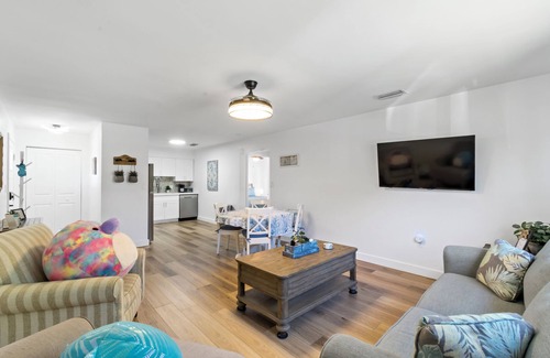 Iona House | Gorgeous relaxing 2BD Near Ft. Myers Beach