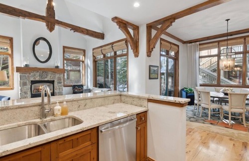 Edwards House | Gorgeous remodeled 2 level townhome, short walk to the Ski Lift, pool and hot tu